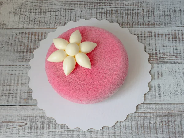Torta di velluto al cioccolato rosa decorata con fiore — Foto Stock