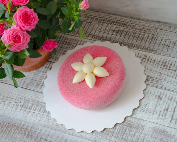 Pastel de terciopelo de chocolate rosa decorado con flor —  Fotos de Stock