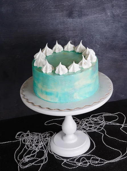 Ljus blå färskost tårta med marshmallow och merengues — Stockfoto
