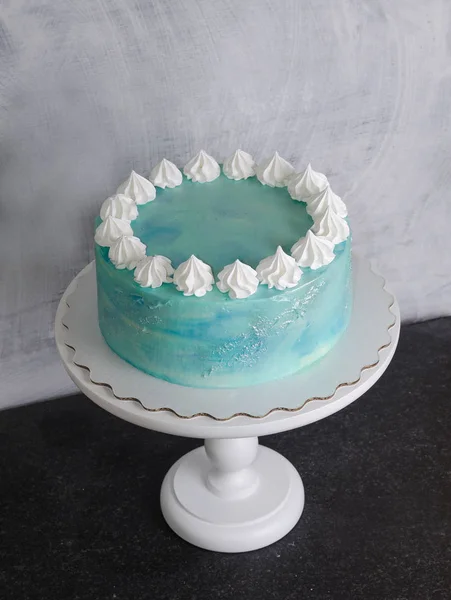Licht blauwe roomkaas cake met marshmallow en merengues — Stockfoto