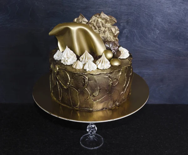 Гарний шоколадний позолочений торт з меренжами та вітрилами — стокове фото