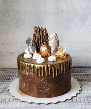 Tuzlu karamel, yelken ve merengue ile çikolatalı kek