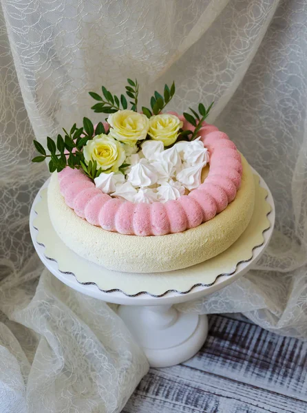 粉红色巧克力天鹅绒蛋糕与美丽的玫瑰 — 图库照片