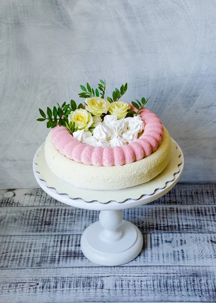 Rosa Schokolade Samt Kuchen mit schönen Rosen — Stockfoto