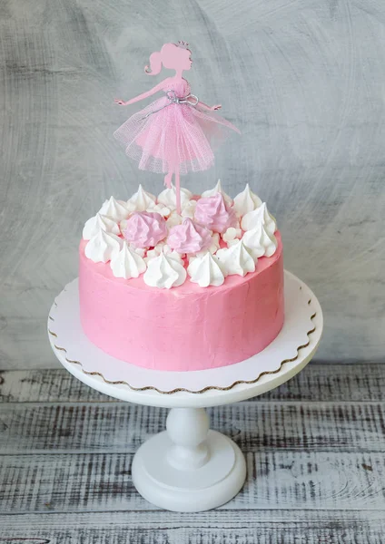 Niedlichen rosa Sahnetorte mit einer Prinzessin Topper Dekoration — Stockfoto