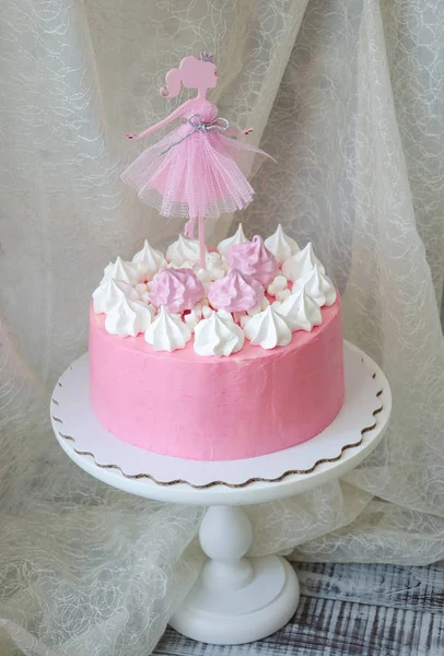 Lindo pastel de crema rosa con una princesa decoración topper —  Fotos de Stock