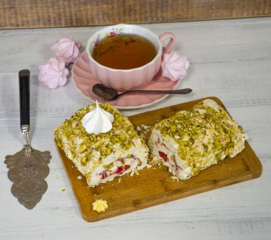 Ahşap tabakta çilekli kremalı vanilyalı şam fıstığı.