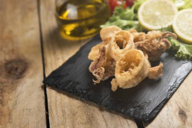 kayrak tabakta kızarmış gevrek kalamar