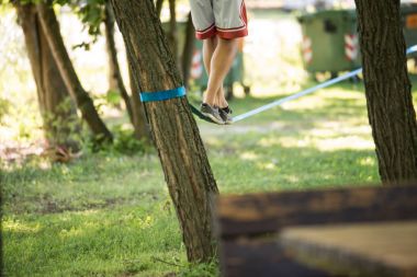 Slackline üzerinde gelen adam