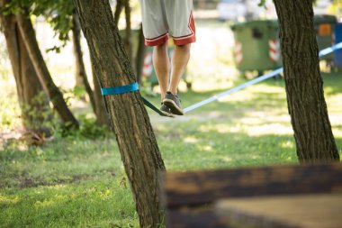 Slackline üzerinde gelen adam