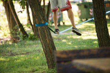 Slackline üzerinde gelen adam