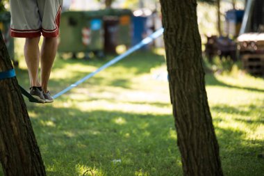 Slackline üzerinde gelen adam
