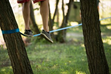 Slackline üzerinde gelen adam