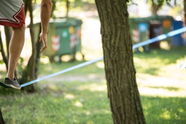 Slackline üzerinde gelen adam