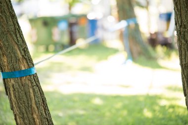 Slackline üzerinde gelen adam