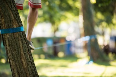 Slackline üzerinde gelen adam