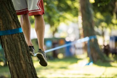 Slackline üzerinde gelen adam