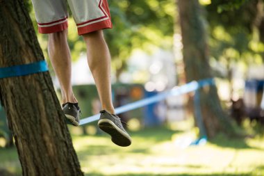 Slackline üzerinde gelen adam