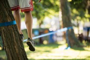 Slackline üzerinde gelen adam
