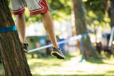 Slackline üzerinde gelen adam