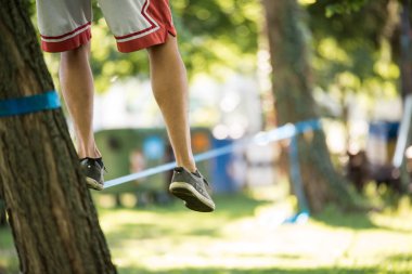 Slackline üzerinde gelen adam