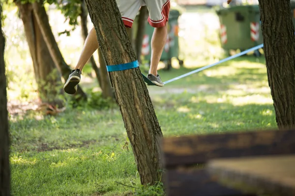 Slackline üzerinde gelen adam