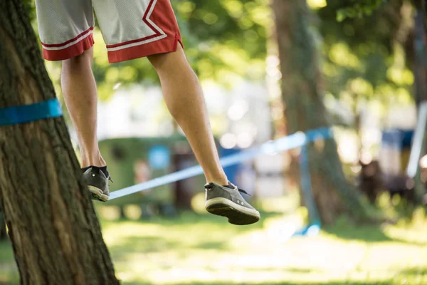 Slackline üzerinde gelen adam