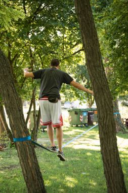 Slackline üzerinde gelen adam