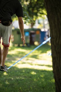 Slackline üzerinde gelen adam