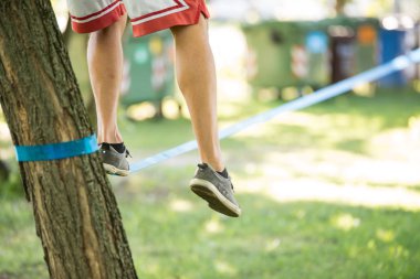 Slackline üzerinde gelen adam