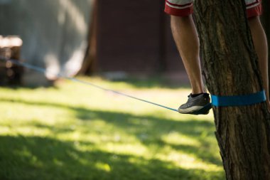 Slackline üzerinde gelen adam