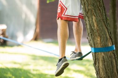 Slackline üzerinde gelen adam
