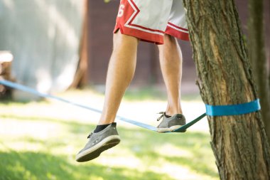 Slackline üzerinde gelen adam