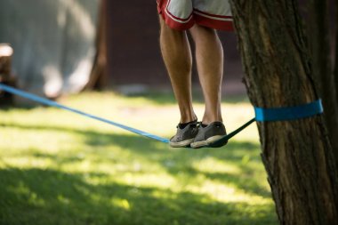 Slackline üzerinde gelen adam
