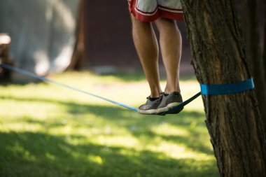 Slackline üzerinde gelen adam