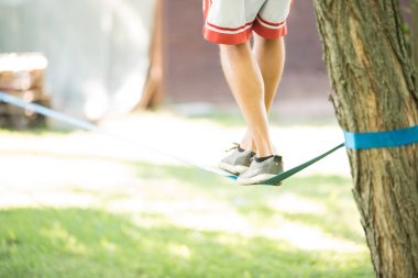 Slackline üzerinde gelen adam