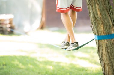 Slackline üzerinde gelen adam
