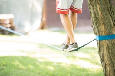 Slackline üzerinde gelen adam