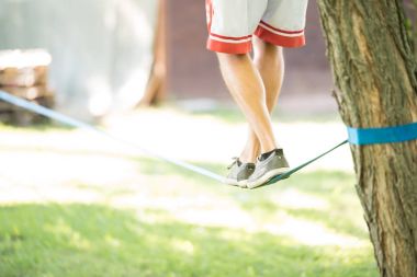 Slackline üzerinde gelen adam