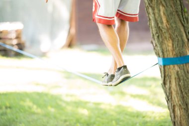 Slackline üzerinde gelen adam