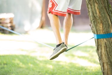 Slackline üzerinde gelen adam