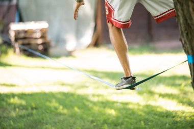 Slackline üzerinde gelen adam