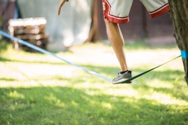 Slackline üzerinde gelen adam