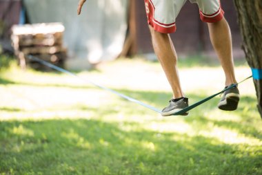 Slackline üzerinde gelen adam