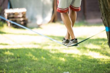 Slackline üzerinde gelen adam