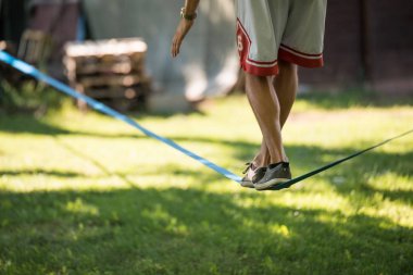 Slackline üzerinde gelen adam