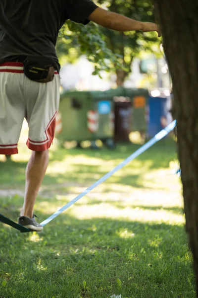 Człowiek, który przyszedł na Slackline — Zdjęcie stockowe