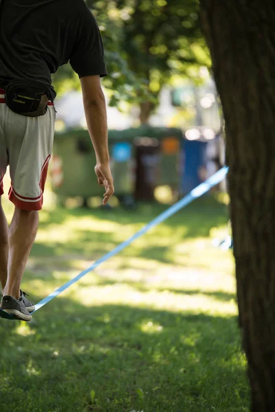 Slackline üzerinde gelen adam