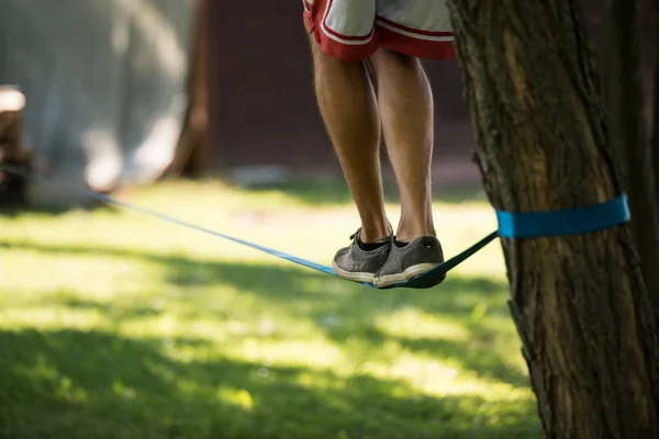 Slackline 上に来た男 — ストック写真