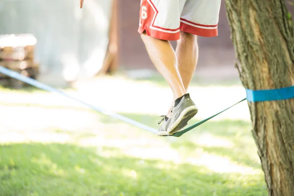 Man die kwam op de Slackline — Stockfoto